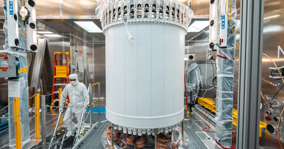 Detector de matéria escura registra sinal que desafia explicações atuais