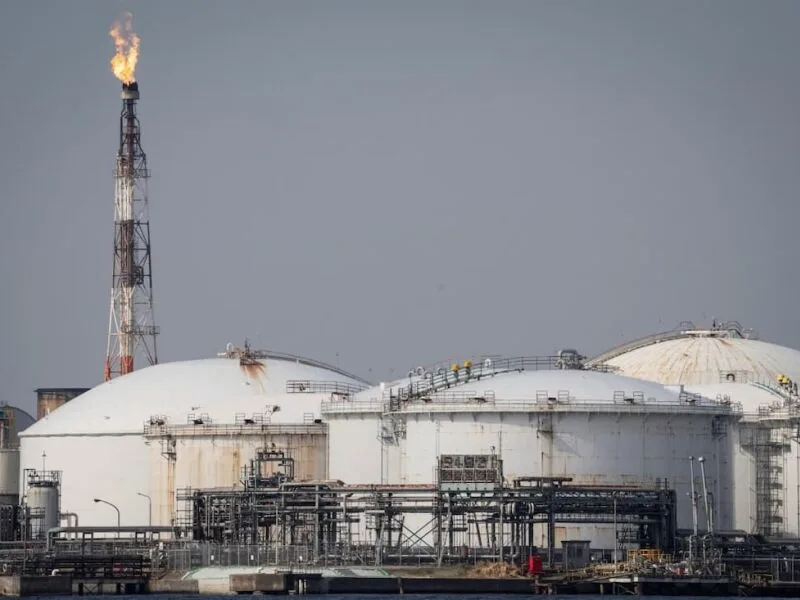 G7 anuncia liberação de estoques, mas petróleo ainda fecha no vermelho