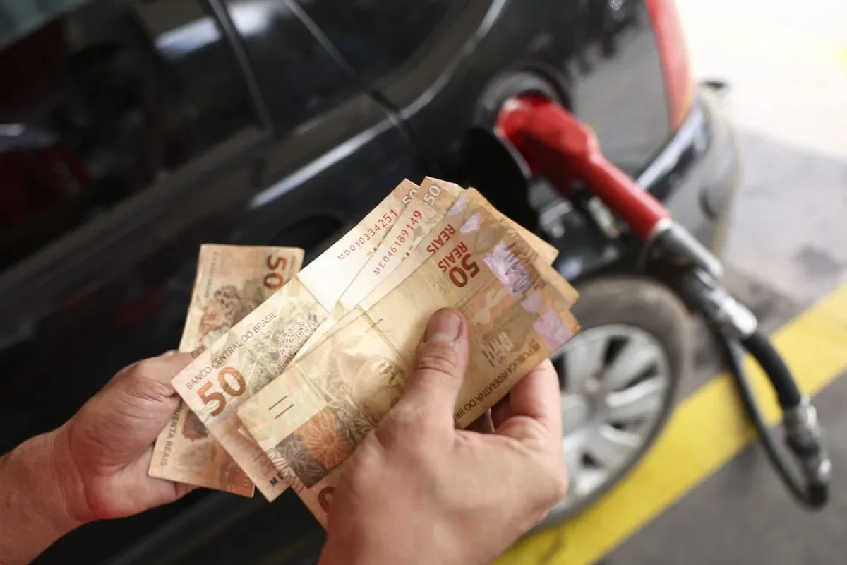 Governo avalia manter auxílio de R$ 2,12 por litro ao diesel