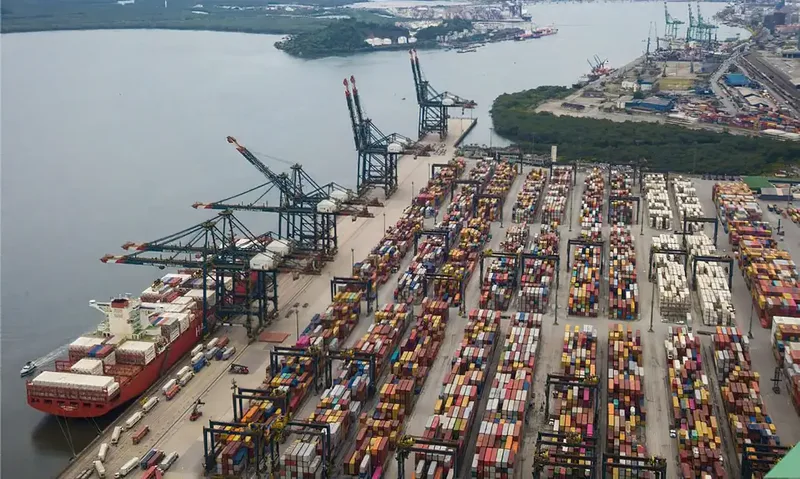Granéis e contêineres sustentam alta no Porto de Santos até agosto