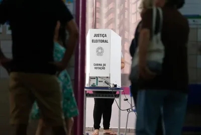 Acompanhante na cabine é permitido em casos previstos pela legislação eleitoral