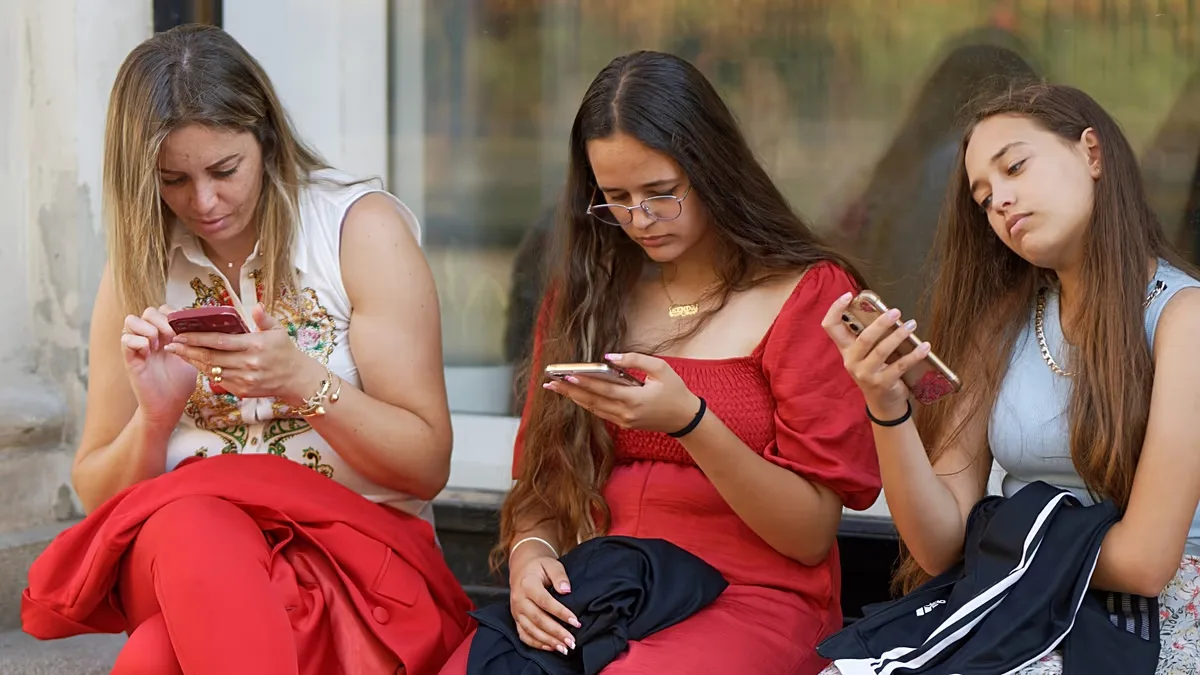 Avisos sobre riscos à saúde podem reduzir uso de redes por jovens