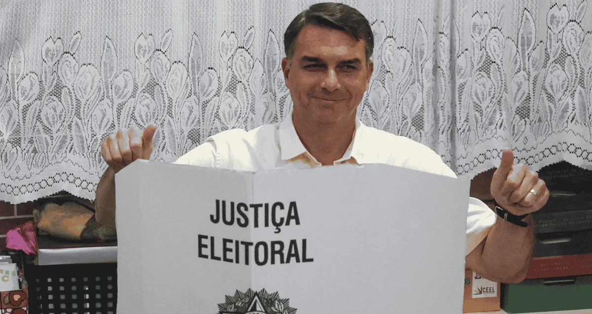 Flávio Bolsonaro cita pesquisas internas após votar no Rio de Janeiro