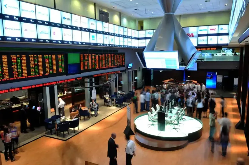 Bolsa avança com petróleo em alta e tensão política no radar