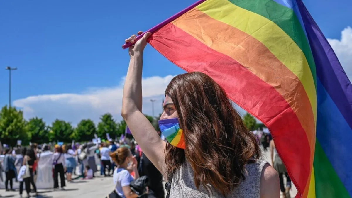 Turquia prende ativistas LGBTQIA+ e faz buscas em seis associações