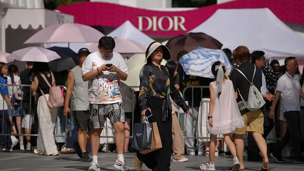 Vendas no varejo chinês avançam 0,4% em agosto, enquanto indústria acelera