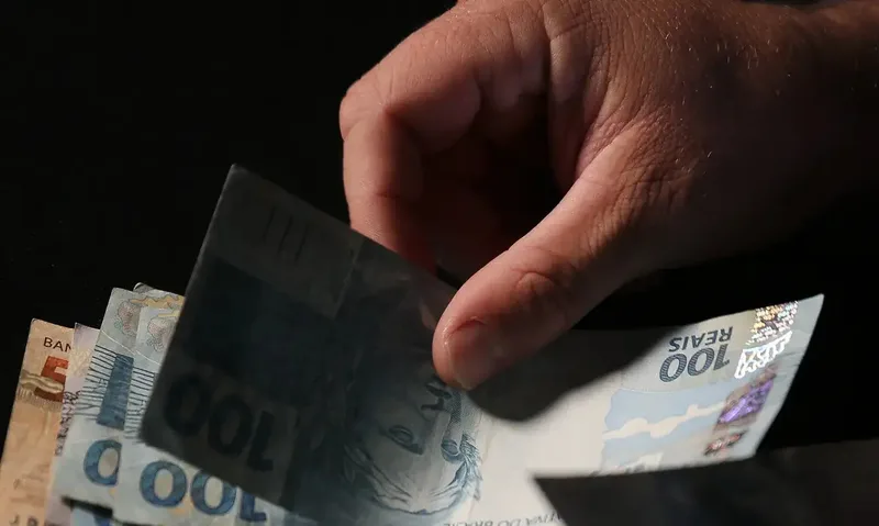 Pesquisa eleitoral altera fluxo de ativos e leva dólar a R$ 5,1027