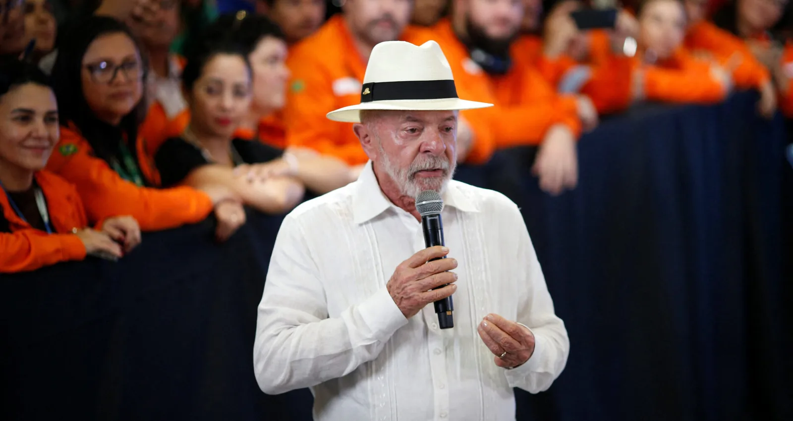 Lula associa símbolos do PT a referências cristãs em encontro com pastores