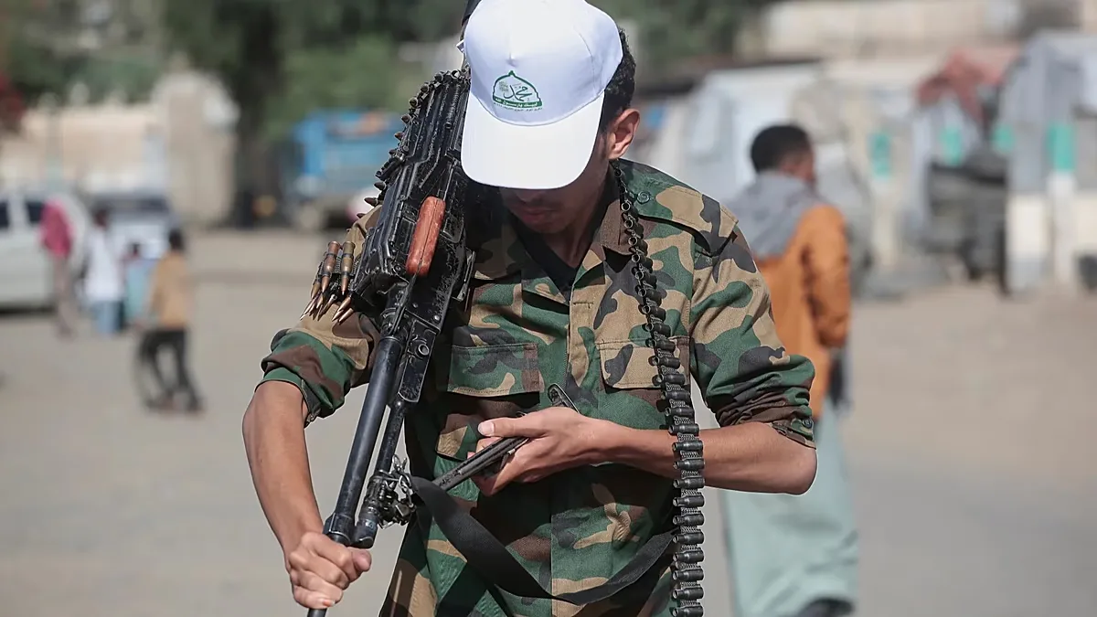Houthis assumem ilha estratégica e ampliam controle sobre Bab el-Mandeb