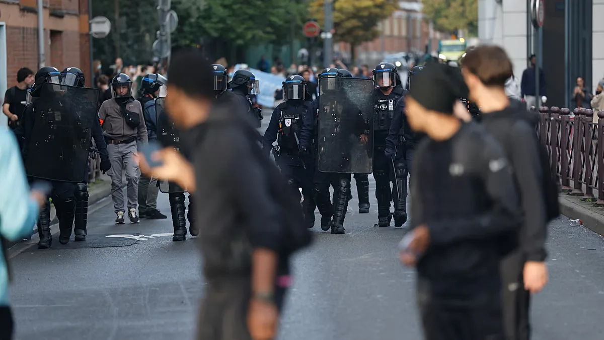 França manterá até 500 liceus fechados após protestos estudantis