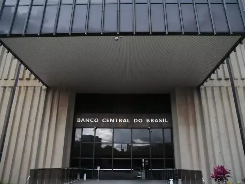 Projeção do Banco Central aponta inflação acima do teto até o fim de 2026