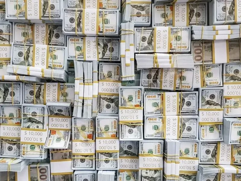 Dólar fecha a R$ 5,193 e Ibovespa recua 0,99% em dia de tensão externa