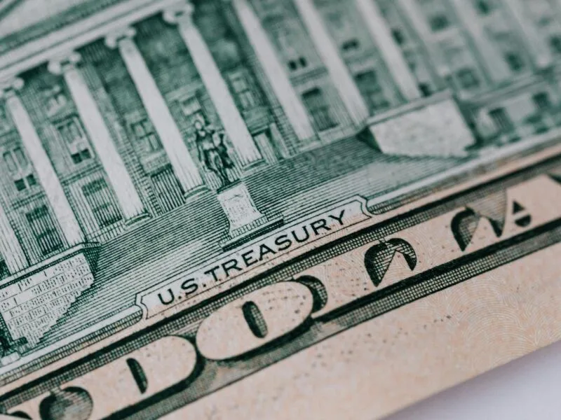 Dólar recua após avanço do PL e liderança de Flávio Bolsonaro no 1º turno
