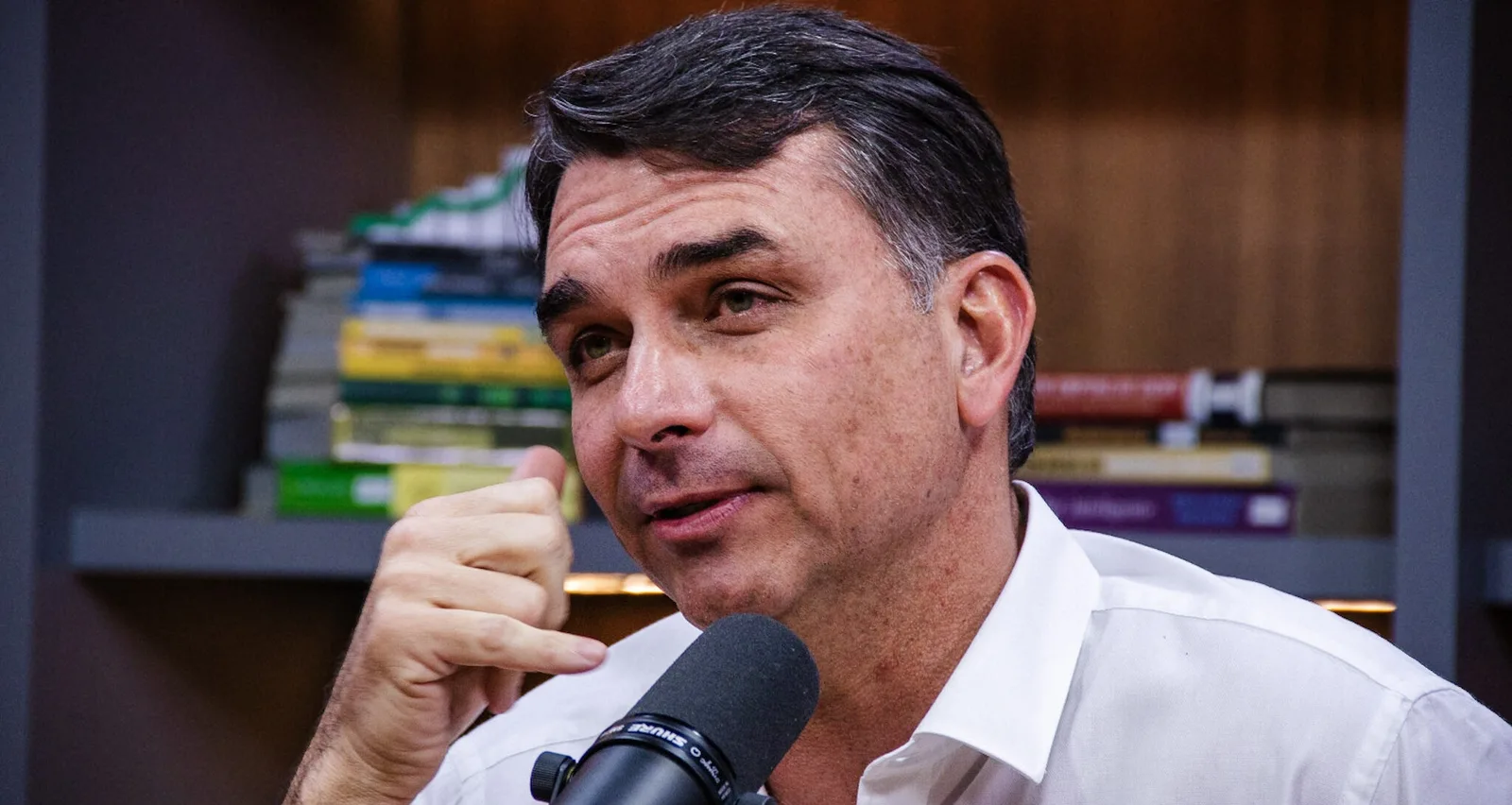 Flávio Bolsonaro acusa Dino de proteger Moraes após adiamento no STF
