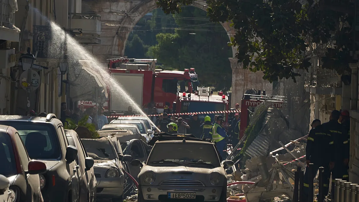 Explosão em prédio de Atenas deixa mulher norte-americana morta