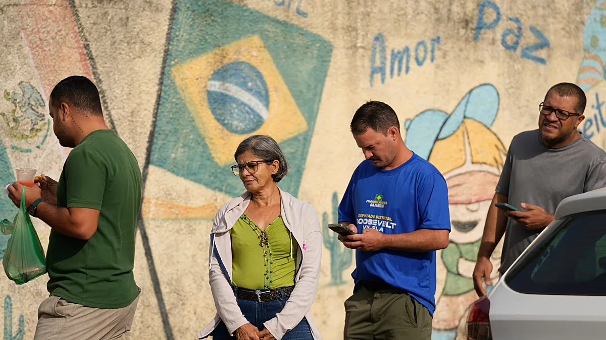 Eleitores brasileiros iniciam votação para presidente e cargos legislativos
