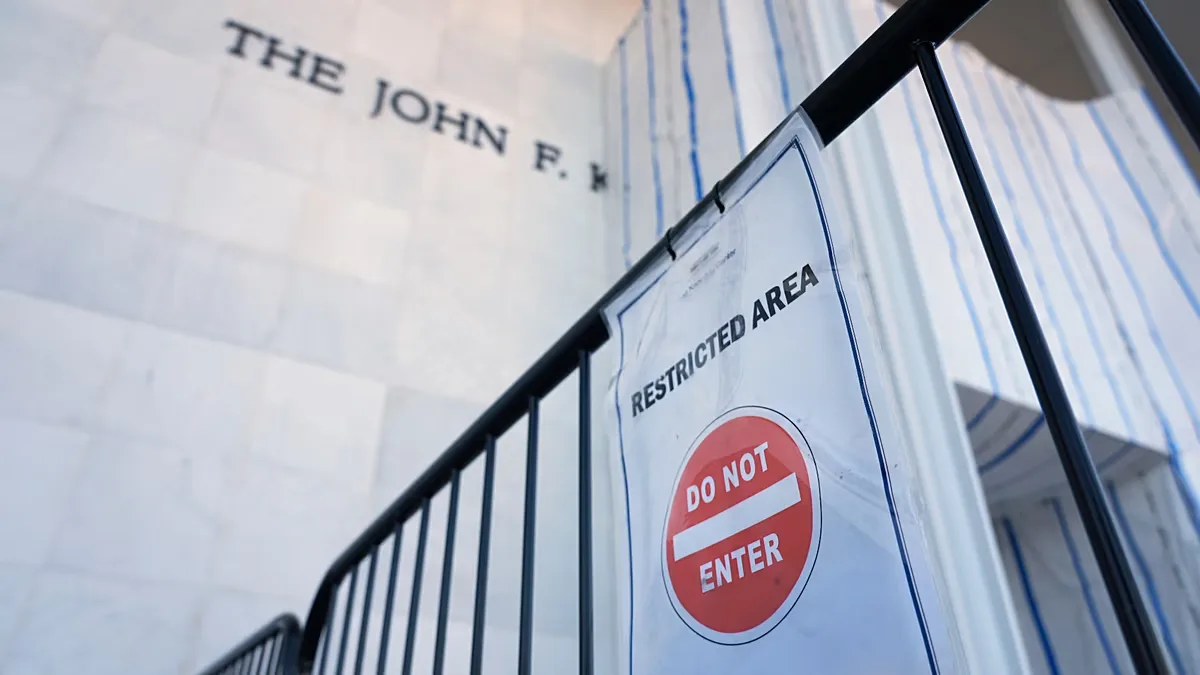 Kennedy Center fecha para reformas enquanto Justiça barra nome de Trump