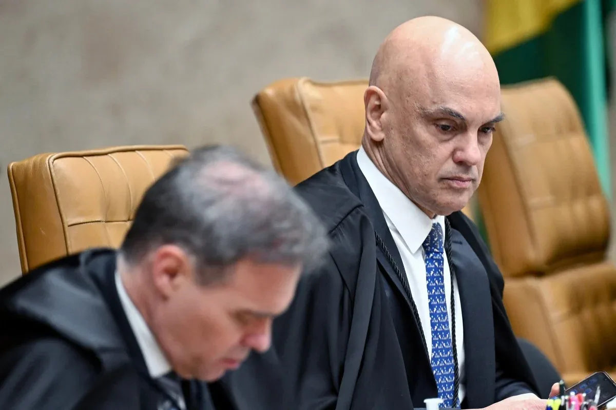 Fachin assume relatoria de caso sobre Moraes e suspende trâmite de processos
