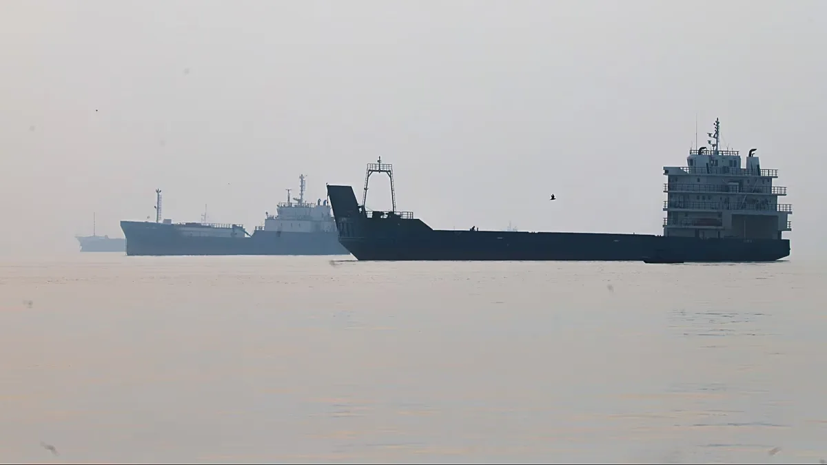 Irã ameaça perseguir navios além do Estreito de Ormuz após ataques