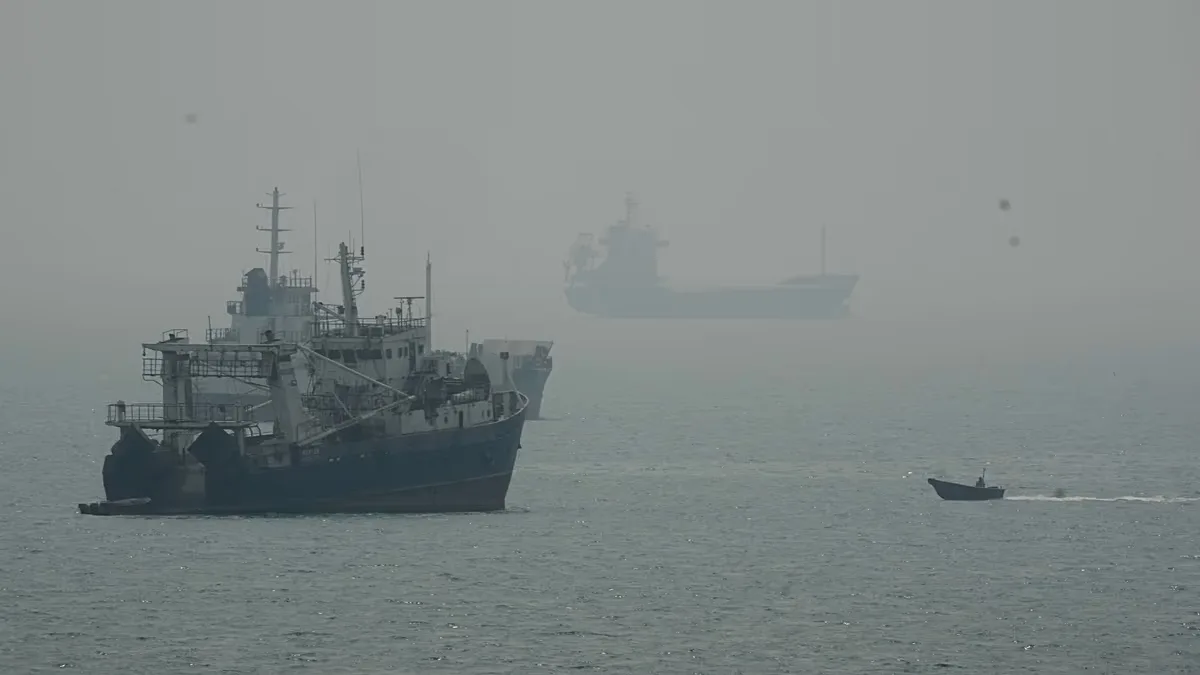 EUA destroem cinco petroleiros iranianos após ataques a navio de guerra