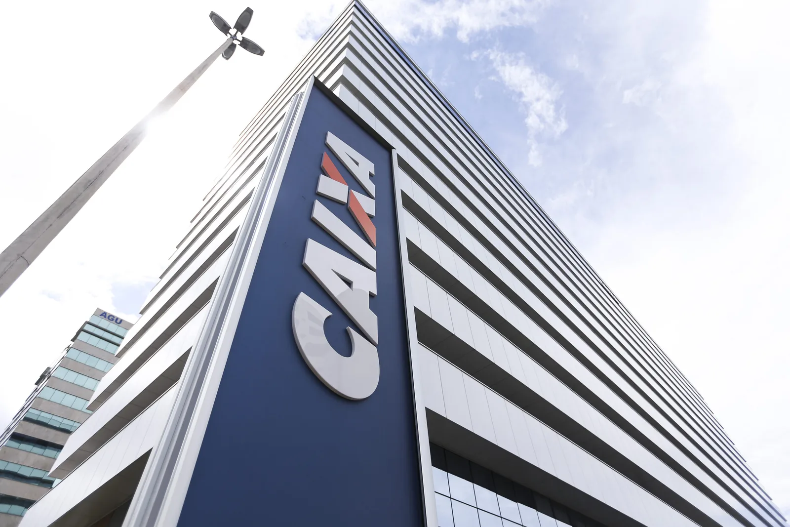 Caixa mantém negociação durante greve e orienta clientes sobre serviços