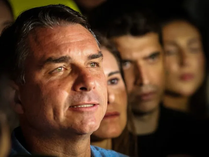 Ibovespa sobe mais de 9% após Flávio Bolsonaro liderar primeiro turno