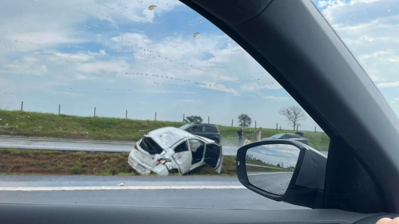 Capotamento deixa duas pessoas feridas em rodovia de Bauru