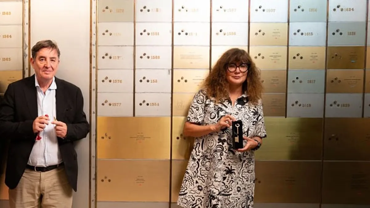 Isabel Coixet deposita carta e objetos analógicos no Instituto Cervantes