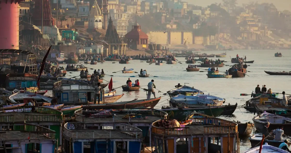Poluição ameaça rituais hindus nas águas do Ganges em Varanasi