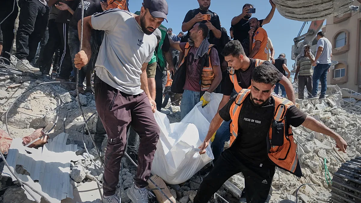 Prédio instável desaba durante a noite e mata 21 em Gaza