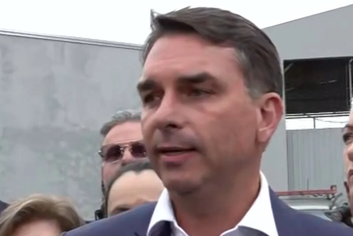 Visita a Filipe Martins leva Flávio Bolsonaro a defender revisão de prisão