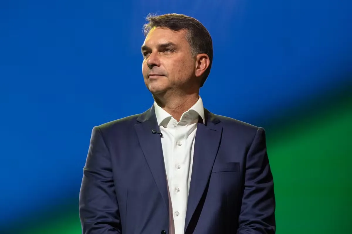 Flávio Bolsonaro pede impeachment de Moraes e diz defender instituições