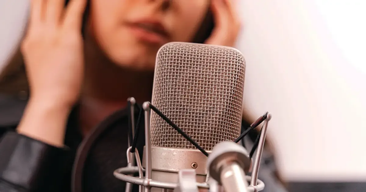 O que muda entre ouvir a própria voz e escutá-la em um áudio