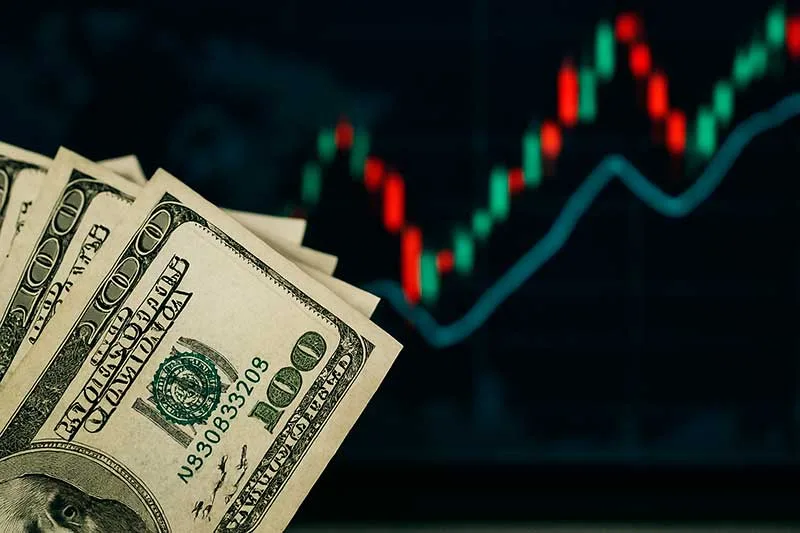 Dólar fecha em alta de 1,28% e Ibovespa recua com petróleo e eleição no radar