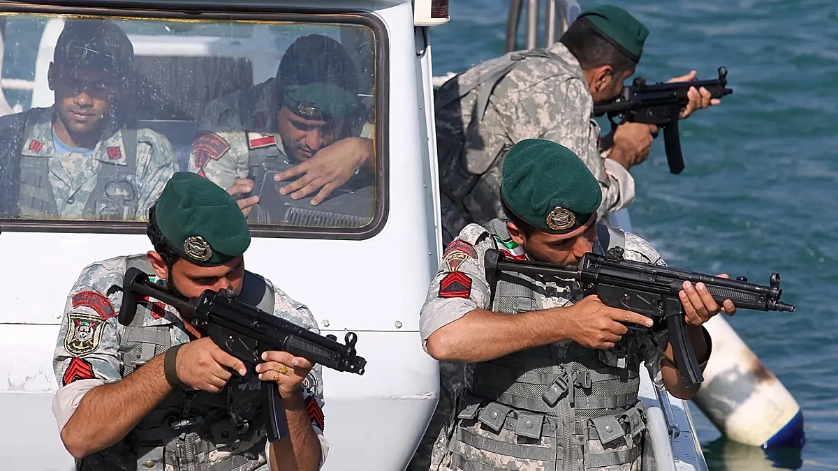 Irã ameaça interromper vendas de petróleo e anuncia novas armas