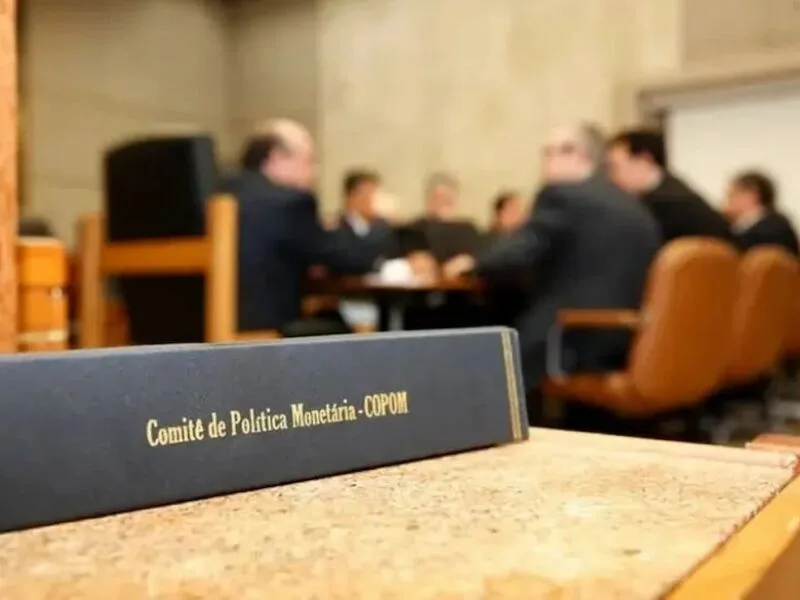 Inflação projetada recua, mas segue acima do teto da meta em 2026