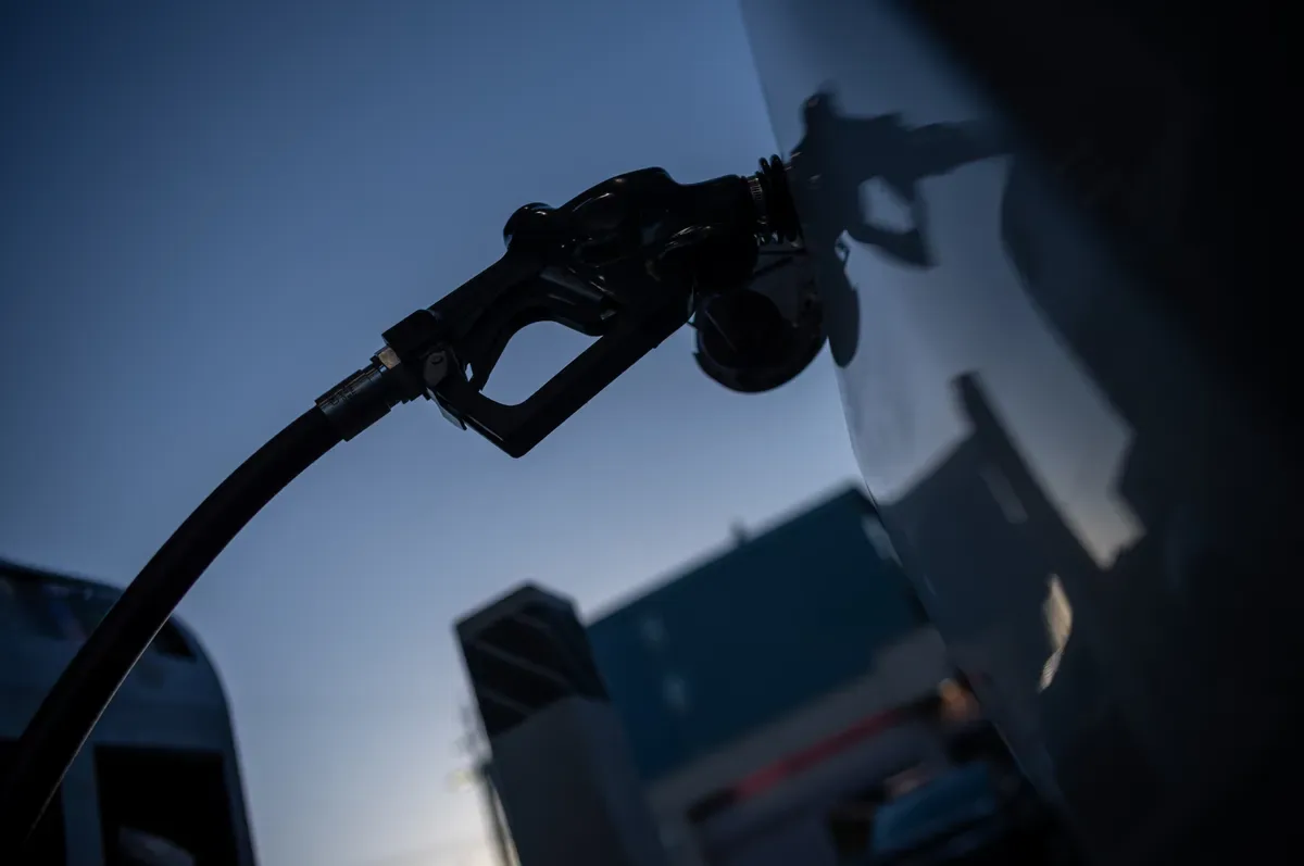 Gasolina nos EUA pode superar US$ 4 por galão no Dia do Trabalho