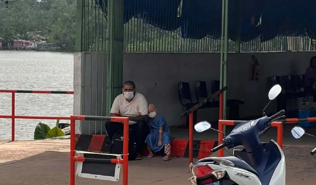 Imagem de pai com filha em tratamento revela drama financeiro no Pará