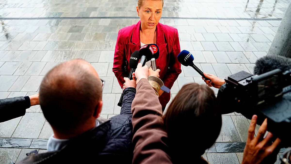 Copenhague protesta após foguetes russos passarem perto de helicóptero