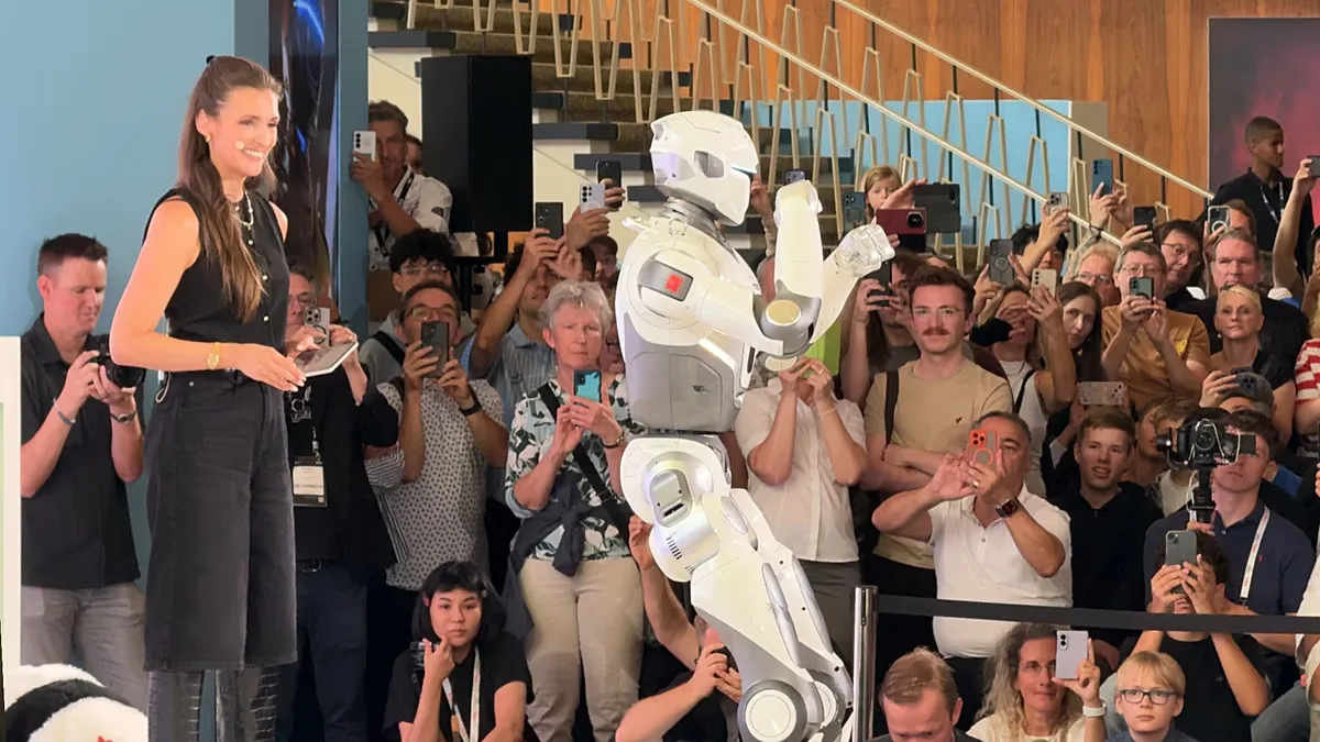 Robôs exibidos em Berlim testam tarefas domésticas, companhia e acrobacias