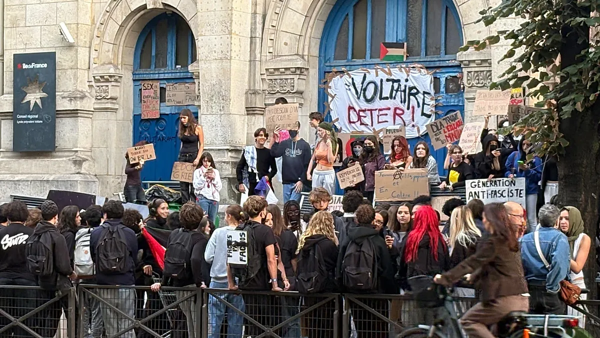 Protestos em liceus franceses têm confrontos, incêndios e bloqueios