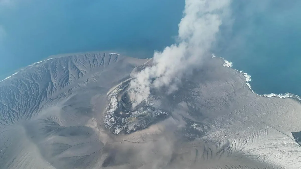 Erupção do Anak Krakatau interrompe voos em seis aeroportos da Indonésia