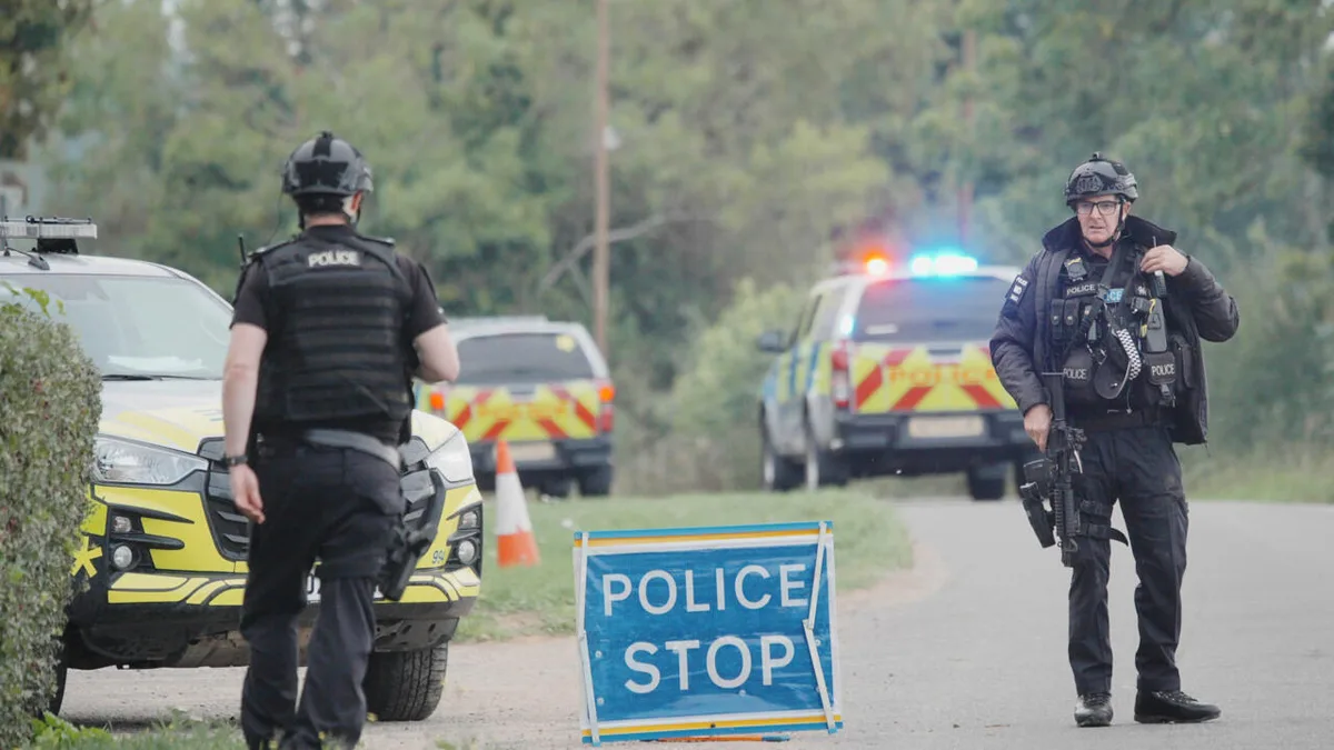 Polícia britânica investiga explosivos após detenções perto de Fairford