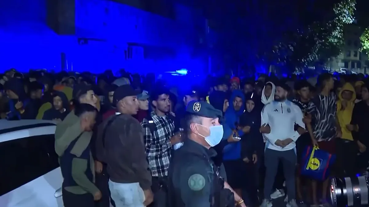 Transferência de migrantes para porto de Ceuta tem correria e disparos de aviso