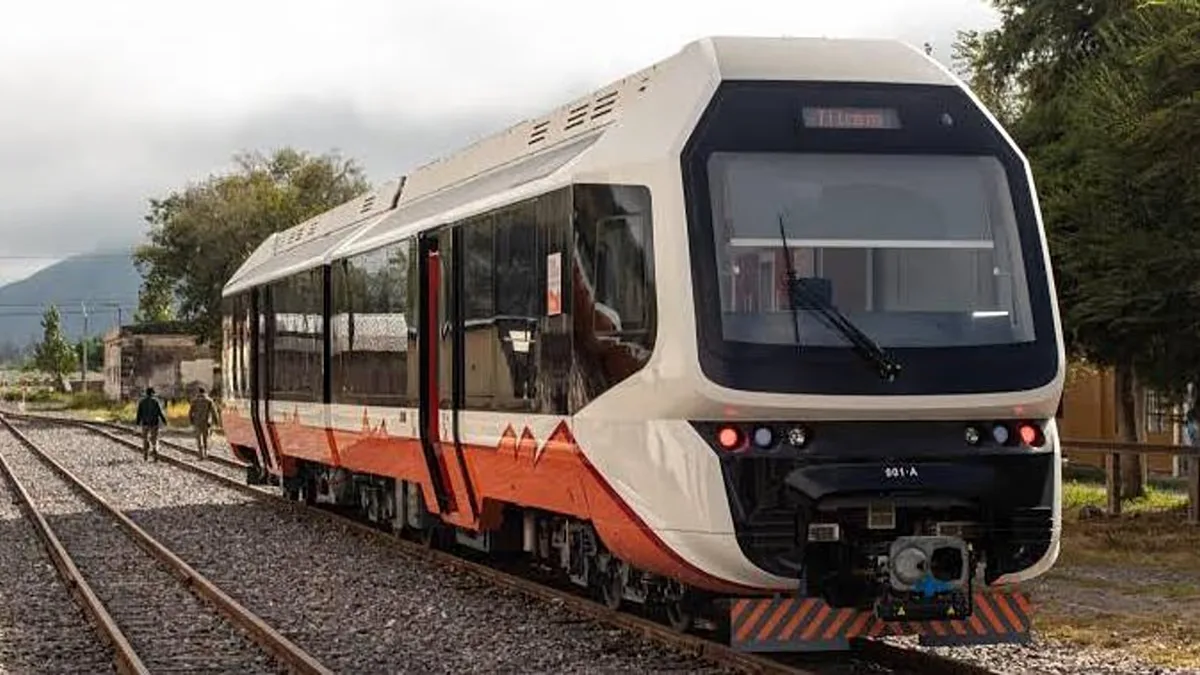 Trem solar de Jujuy percorre Andes com baterias carregadas localmente