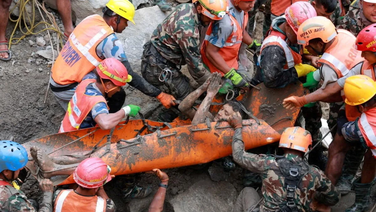 Dois operários são resgatados vivos após nove dias em túnel no Nepal